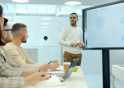 Tim pemasaran membahas data dan performa kampanye digital