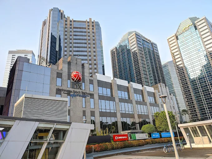 Gedung Bursa Efek Indonesia di Jakarta untuk ilustrasi artikel IHSG anjlok dan kredibilitas perusahaan