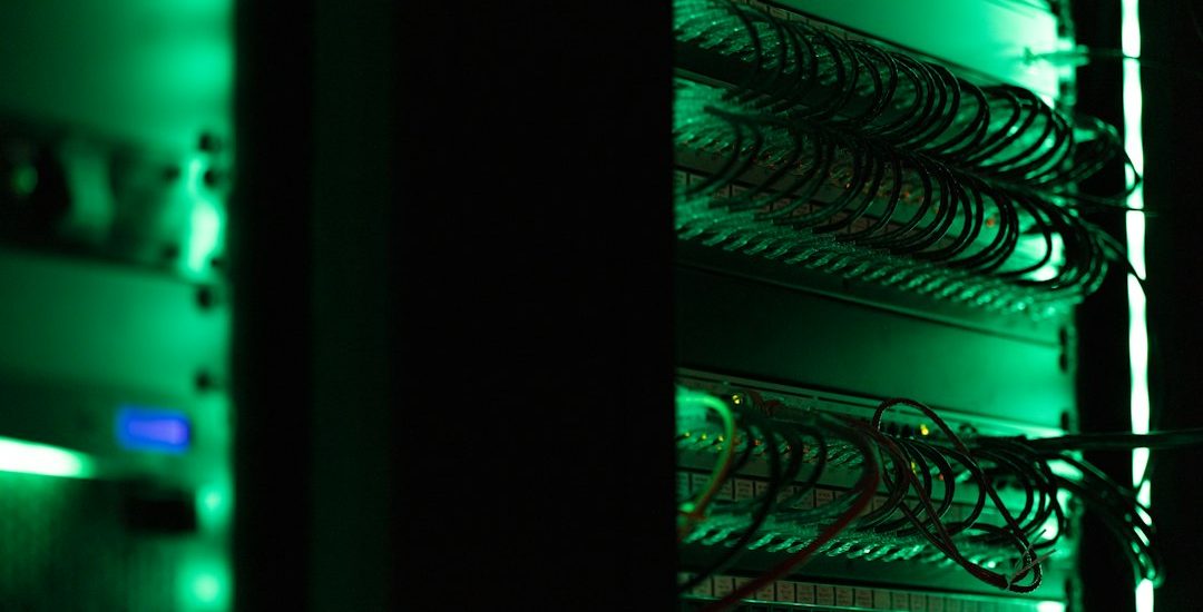 Ilustrasi ruang pusat data dengan rak server dan infrastruktur komputasi
