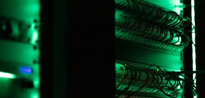 Ilustrasi ruang pusat data dengan rak server dan infrastruktur komputasi