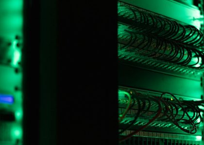 Ilustrasi ruang pusat data dengan rak server dan infrastruktur komputasi