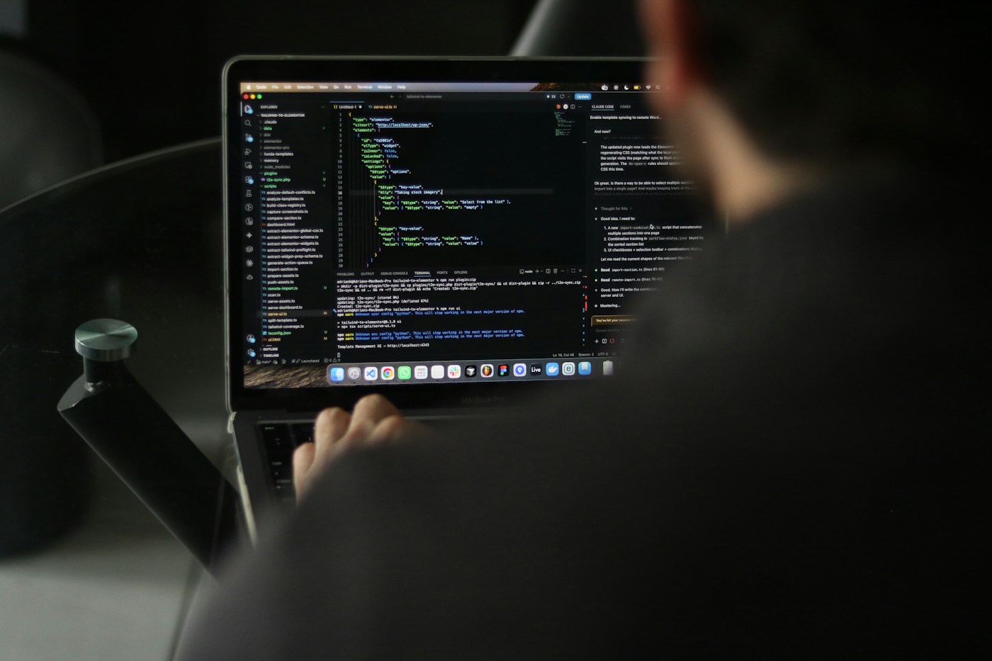 Pengembang menulis kode pada laptop untuk membangun website dan aplikasi