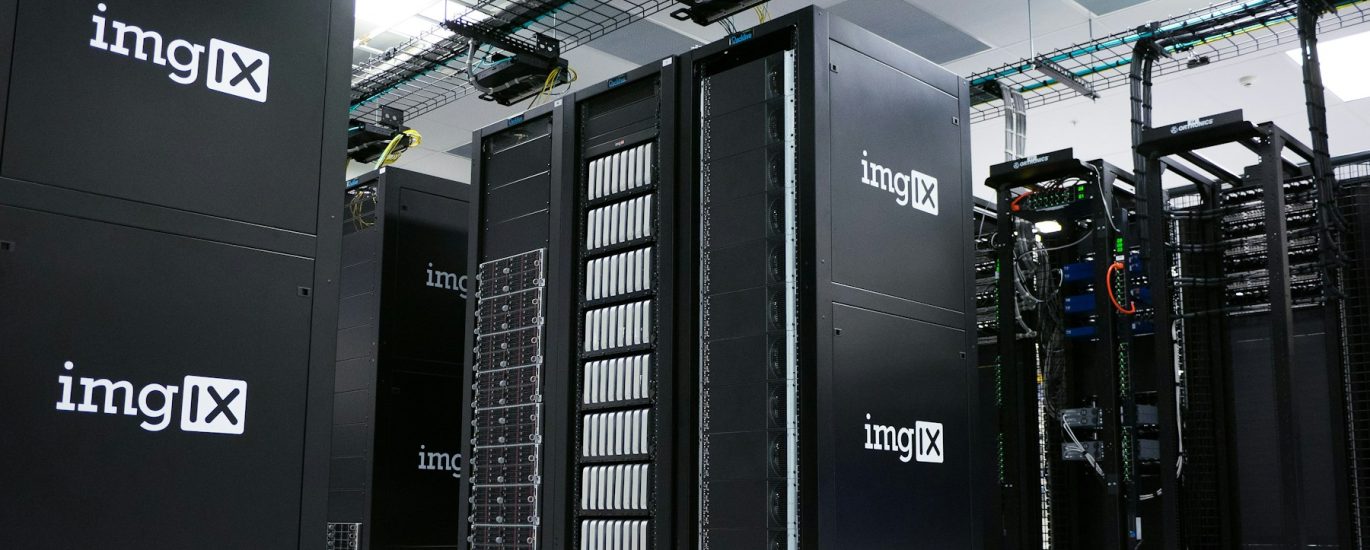 Deretan rak server di pusat data untuk ilustrasi infrastruktur hosting