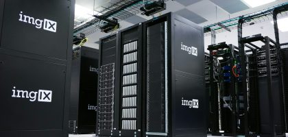 Deretan rak server di pusat data untuk ilustrasi infrastruktur hosting