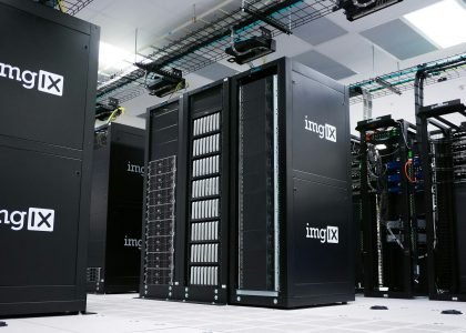 Deretan rak server di pusat data untuk ilustrasi infrastruktur hosting