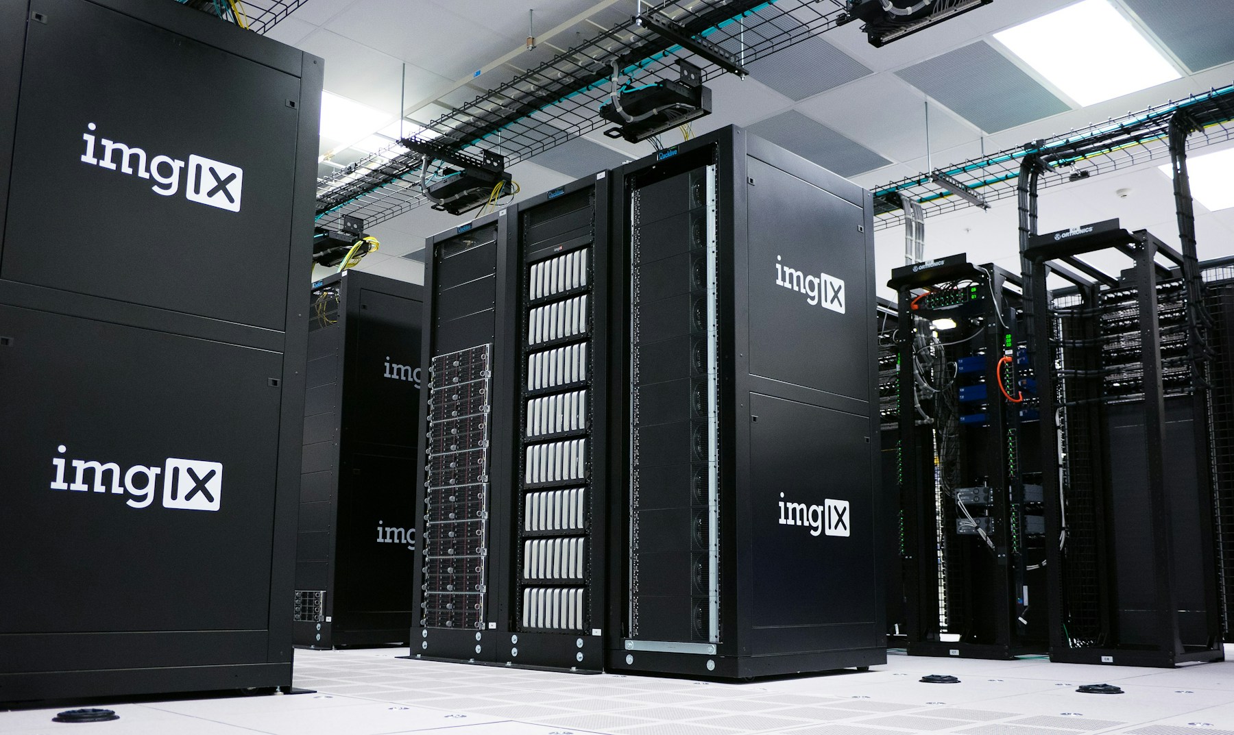 Deretan rak server di pusat data untuk ilustrasi infrastruktur hosting