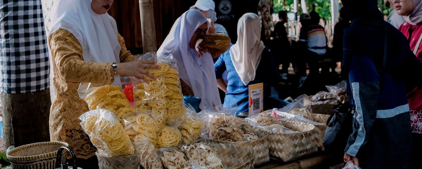 Pedagang jajanan tradisional di pasar Jawa Barat, Indonesia