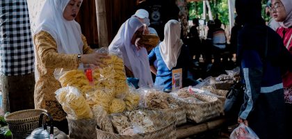 Pedagang jajanan tradisional di pasar Jawa Barat, Indonesia