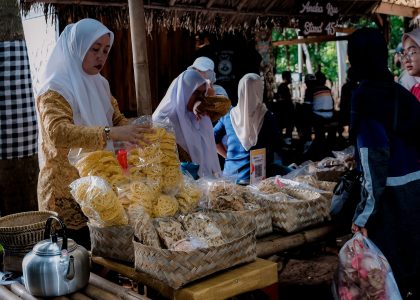 Pedagang jajanan tradisional di pasar Jawa Barat, Indonesia