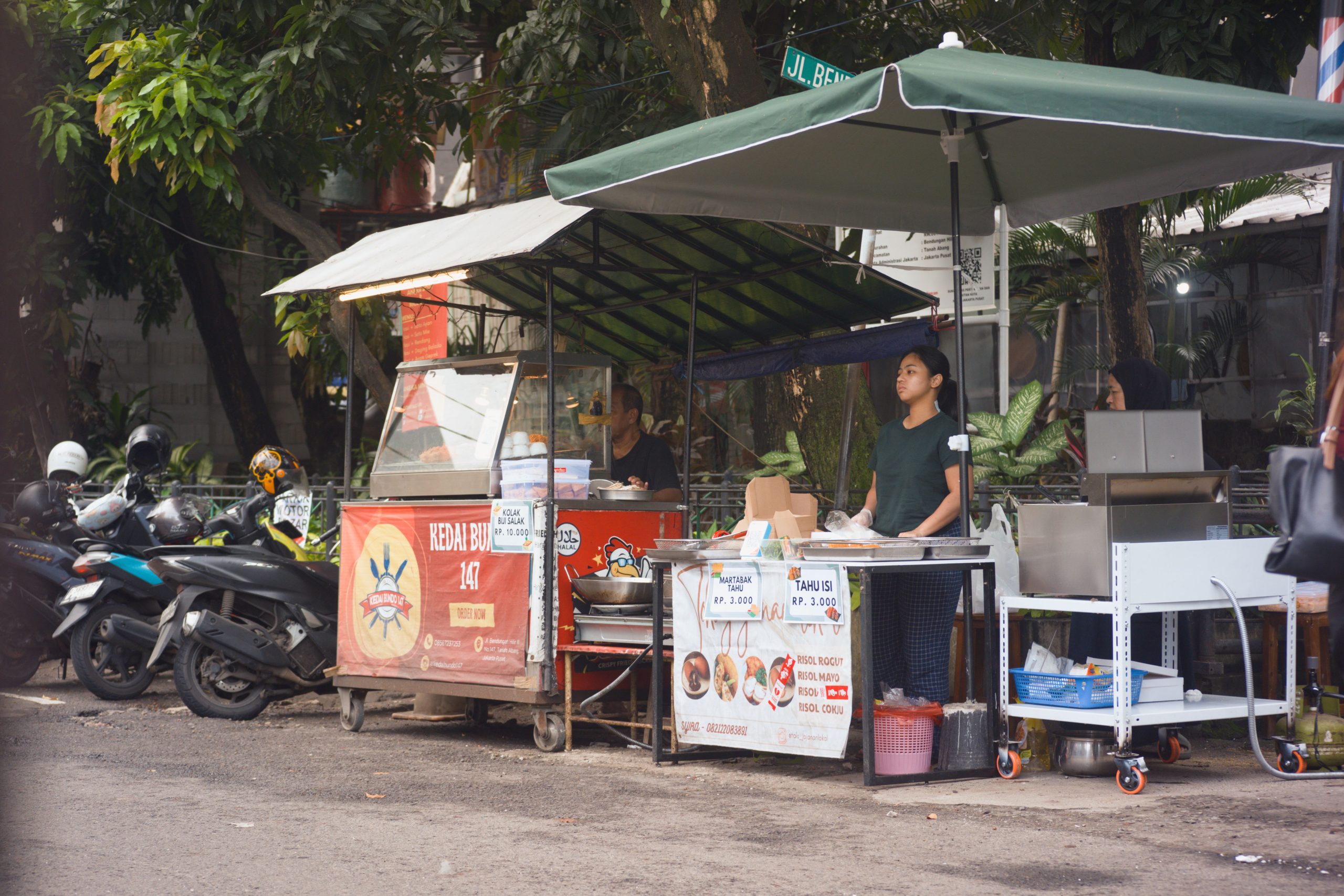 Pedagang kaki lima menjual makanan tradisional di Jakarta